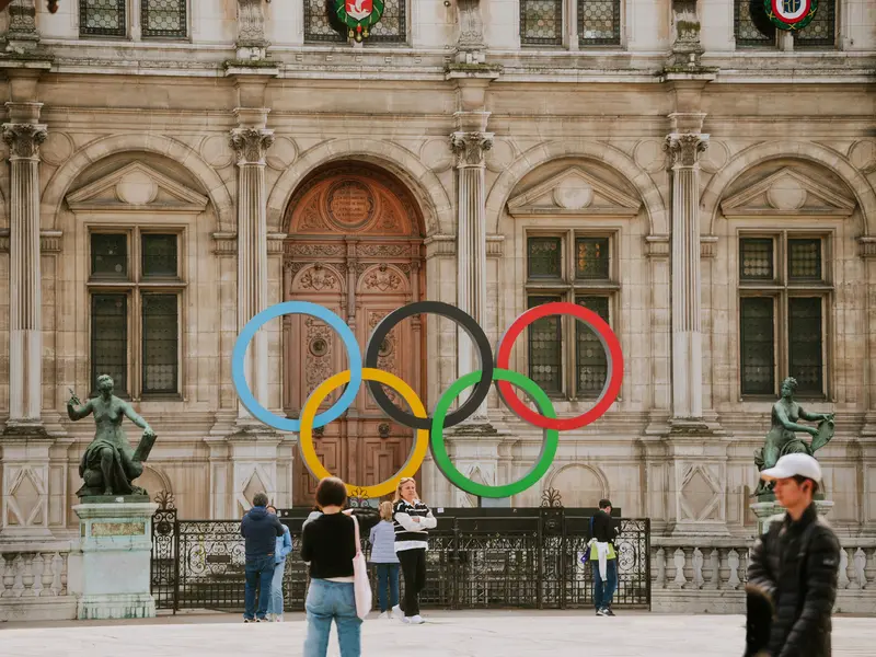 Hotel de Ville in Paris mit Olympischen Ringen